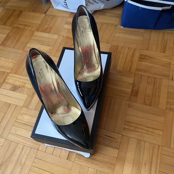 Black patten leather pointed toe Gucci heels - Picture 2 of 2